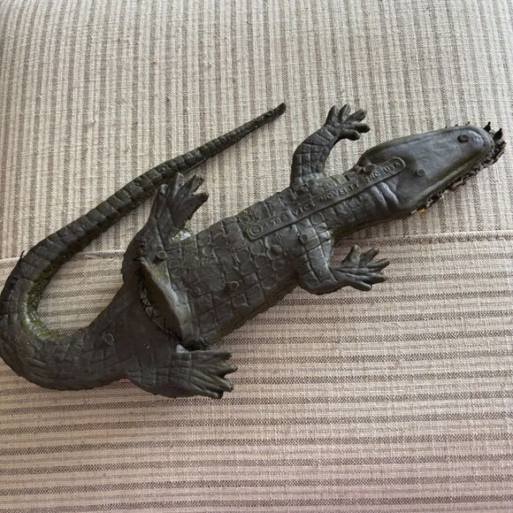 Vintage 1988 Vics Novelty Toy USA 15" Weighted Prank Rubber Alligator - Picture 2 of 5